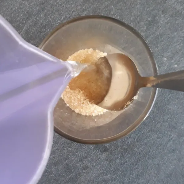 Seduh gula pasir dengan air panas lalu aduk sampai gula larut.