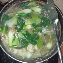Masukkan pokcoy dan masak sampai matang, tambahkan larutan maizena, aduk cepat.