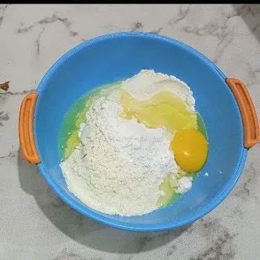 Campur terigu, tapioka, garam, kaldu jamur, telur dan mingak goreng.