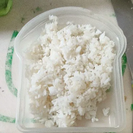 Siapkan nasi putih.