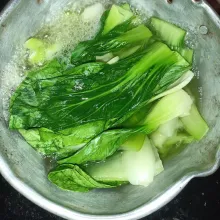 Bersihkan pokcoy perhelai lalu tiriskan.