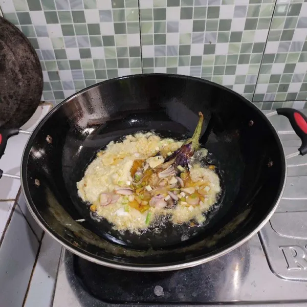 Masak di dalam minyak panas dengan api sedang hingga telurnya crispy. Pakai minyak agak banyak agar telur bisa keriting dan krispy. Masak hingga matang merata di kedua sisinya. Kemudian angkat dan tiriskan minyaknya.