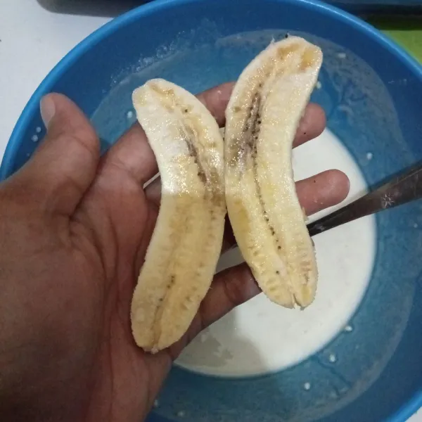 Belah pisang jadi dua bagian memanjang atau sesuai selera.
