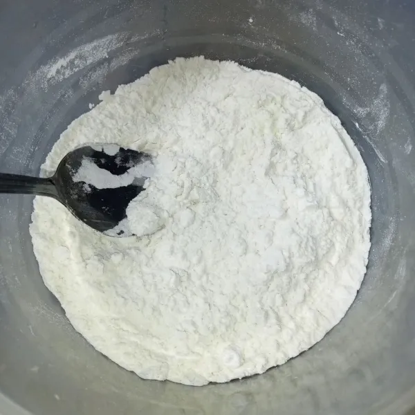 Campur tepung terigu dan tepung tapioka, aduk rata.