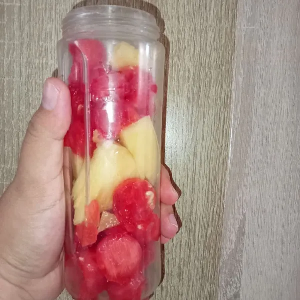 Masukkan semangka dan nanas ke dalam blender.