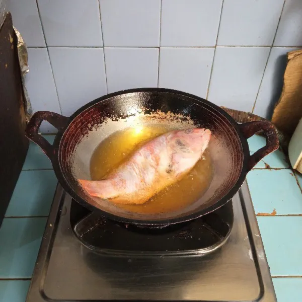 Goreng ikan setengah matang dalam minyak panas. Angkat dan tiriskan. Sisihkan.