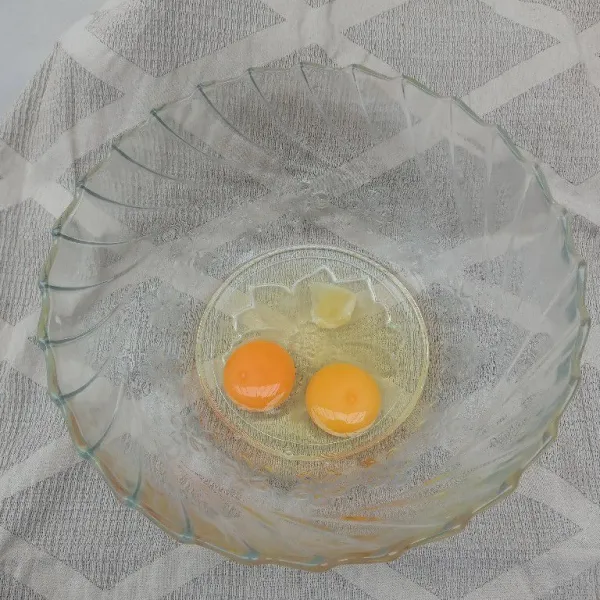Masukkan telur dan tbm ke dalam mangkuk lalu mixer dengan kecepatan tinggi hingga mengembang.