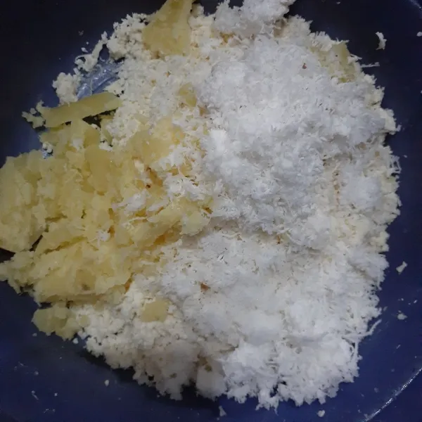 Pada wadah, campur jadi satu singkong parut, kentang rebus, kelapa parut dan garam halus dan aduk rata.