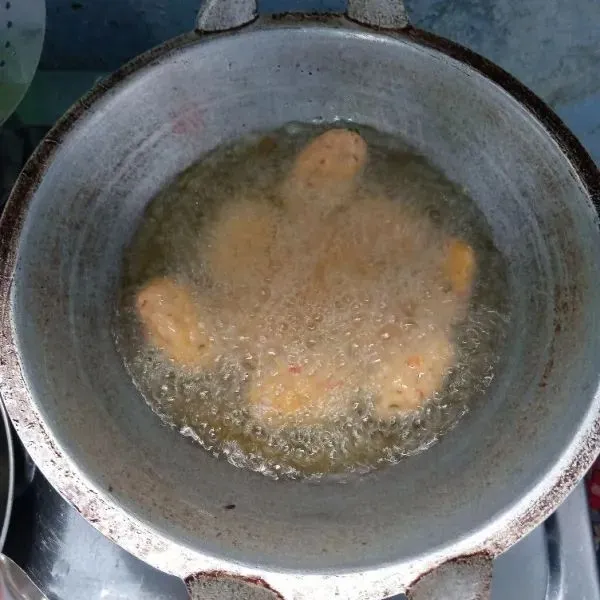 Panaskan wajan, tuang minyak goreng. Kalau sudah panas, goreng mendol dengan api sedang sampai kedua sisinya kecoklatan. Angkat dan tiriskan.