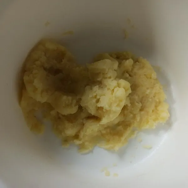 Campur adonan tepung dan kentang, uleni sampai tercampur rata.