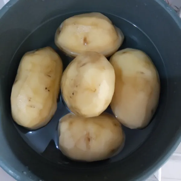 Kupas kentang dan bersihkan dengan air mengalir.