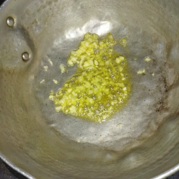 Panaskan margarin, lalu tumis bawang putih hingga harum.