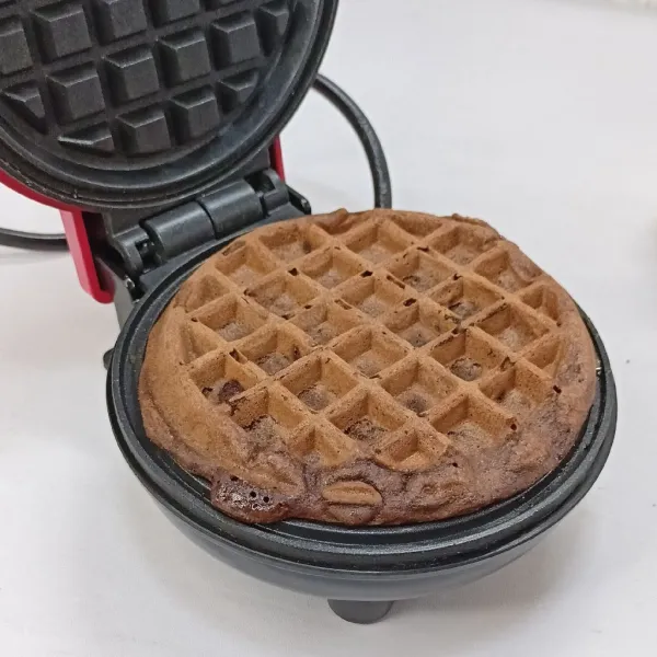 Masak menggunakan waffle maker hingga matang.