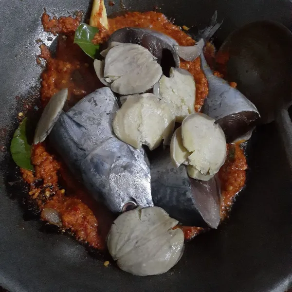 Masukkan ikan tongkol, jengkol rebus yang digeprek, aduk rata. Dan masak hingga daging ikan berubah warna.