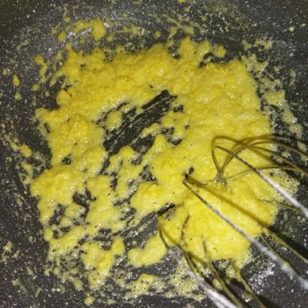 Saus bechamel : panaskan margarin, lalu masukkan tepung terigu, aduk cepat, masak hingga tepung terigu matang atau tanak.