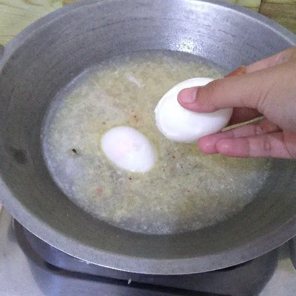 Masukkan telur dan tempe. Tambahkan kaldu jamur, garam, lada bubuk, pala bubuk, ketumbar bubuk.