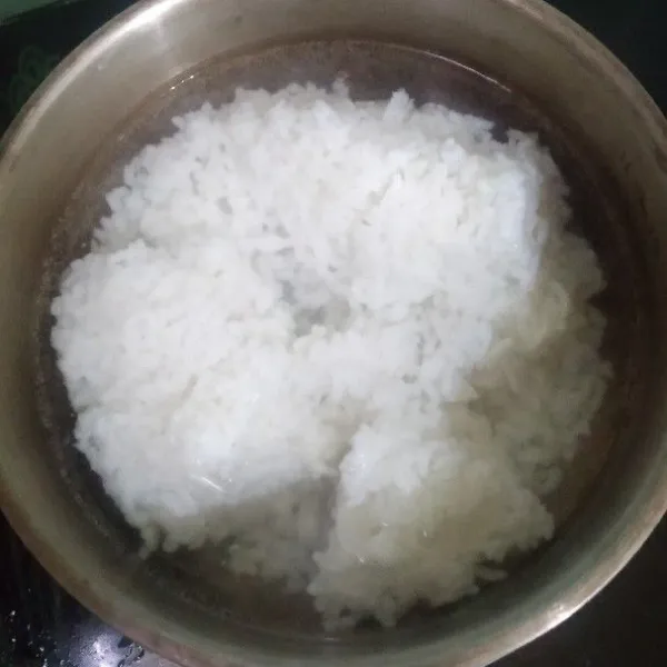 Masukkan nasi sisa bersama air.
