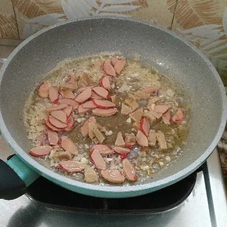 Tumis bawang putih dan bawang merah sampai harum. Lalu masukkan bakso dan sosis sampai semua matang.