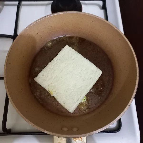 Panaskan margarin secukupnya lalu panggang roti dengan bagian telur di bagian bawah hingga matang, sisihkan.