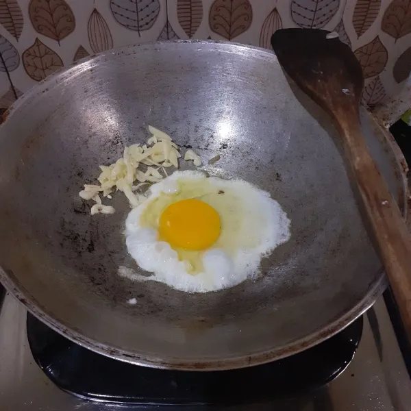 Panaskan minyak/margarin. Tumis bawang putih hingga harum, tepikan. Masukkan telur, tunggu setengah matang lalu orak-arik.