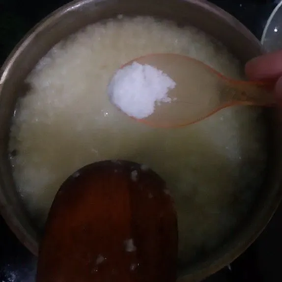 Jika nasi sudah lembek, tambahkan garam dan kaldu jamur, aduk rata.