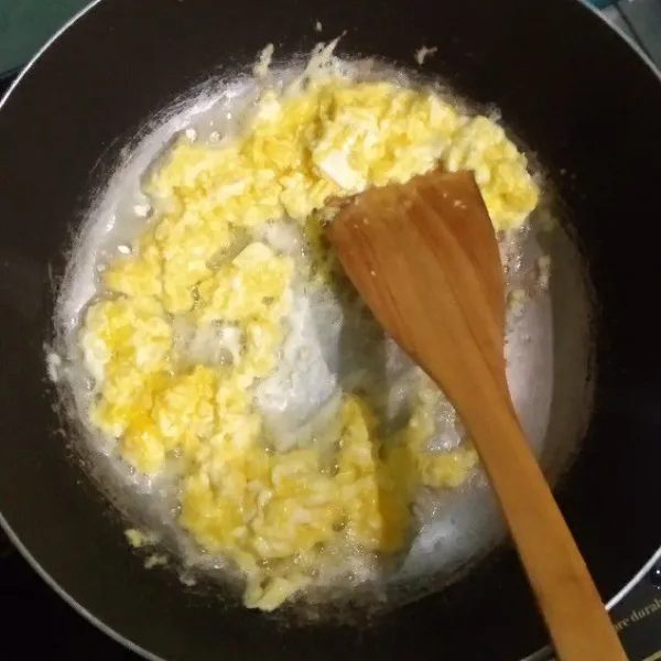 Panaskan minyak, orak arik telur, pinggirkan/sisihkan.