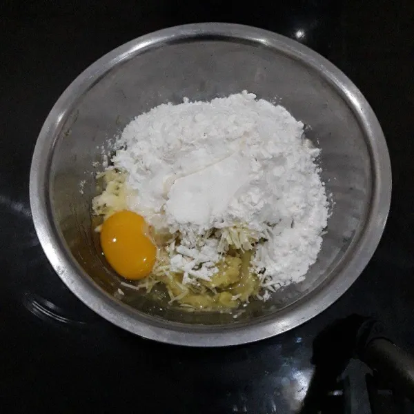 Tambahkan kaldu bubuk, keju parut, tepung tapioka, dan telur. Uleni sampai tercampur rata.