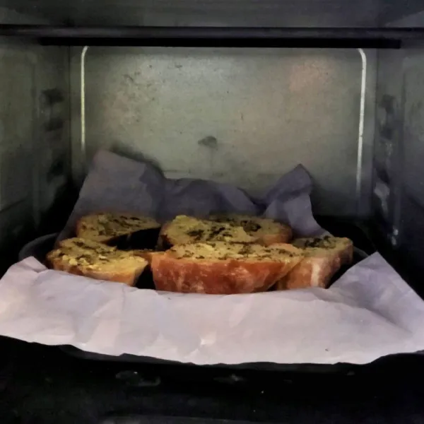 Oven pada suhu 180 C selama 15 menit hingga kuning keemasan. Cheesy Garlic Bread siap disajikan dengan cheddar sliced atau cream soup hangat.