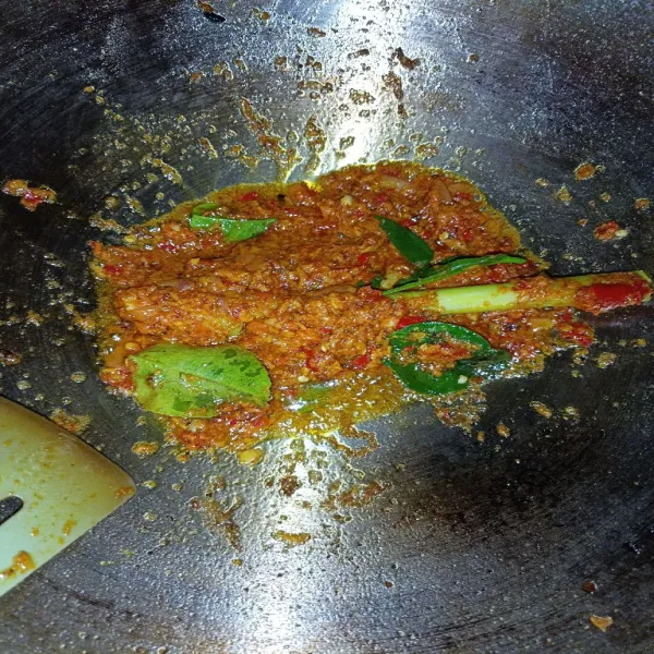 Tumis bumbu halus sampai bau langu cabai hilang, gunakan api kecil. Aduk perlahan.