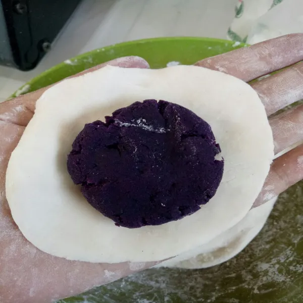 Ambil adonan kulit seperlunya (ukuran sesuai selera) lalu beri isian ubi ungu kemudian bulatkan.