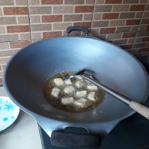 Potong tahu sesuai selera, goreng hingga matang dan tiriskan.