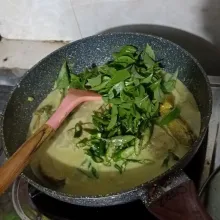 Masukkan cabe hijau yang diiris, cabe rawit dan daun kemangi yang sudah dipetik. Aduk rata hingga layu. Masak sekitar 2 menit. Tes rasa dan matikan api.