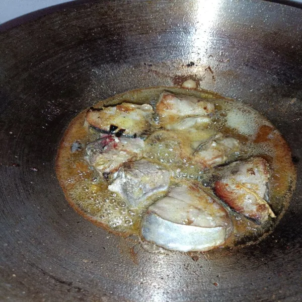 Potong ikan dan goreng ikan salem sampai berkulit.
