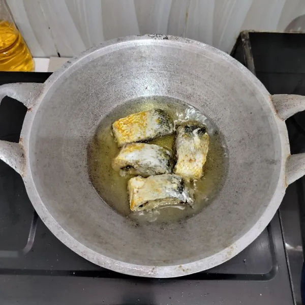 Lalu goreng ikan dalam minyak panas hingga matang kedua sisinya. Angkat dan tiriskan.