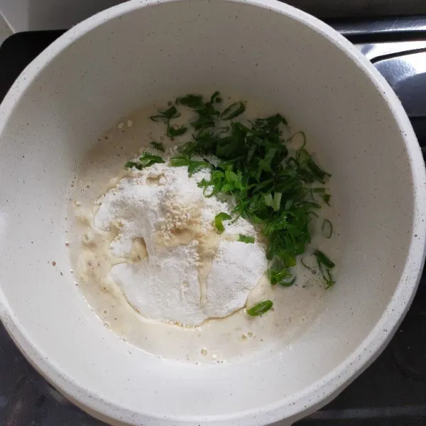 Siapkan panci anti lengket, kemudian campur tepung terigu, garam, kaldu jamur, bawang putih halus, merica bubuk dan daun bawang. Aduk rata.