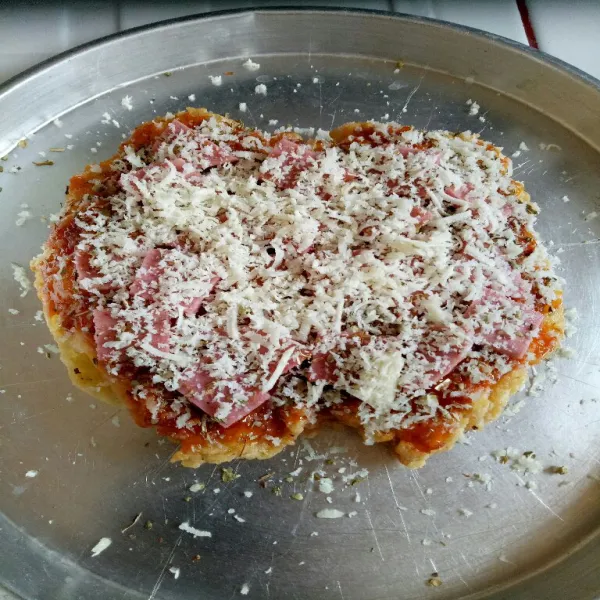 Letakkan ayam di atas loyang pizza, lalu beri toping saus bolognese, beef slice yang dipotong dadu, parutan keju mozarella dan taburan oregano.  Beri melt slice di atasnya.