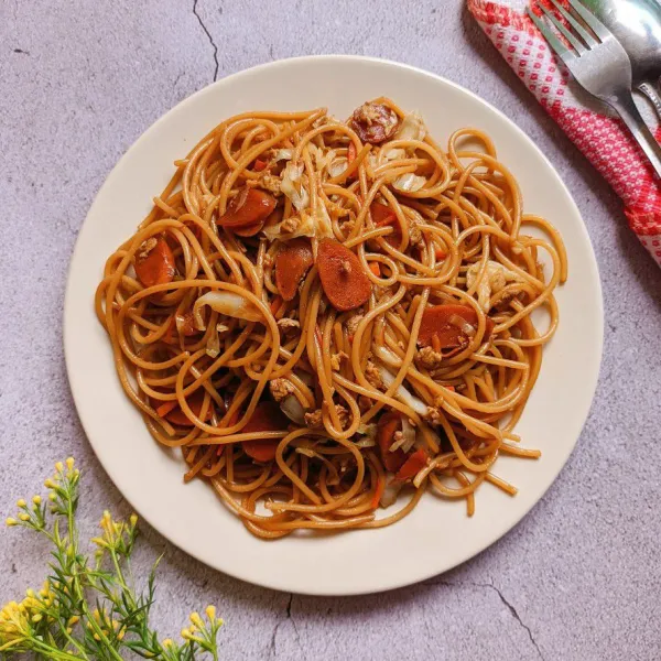 Pindahkan spaghetti goreng oriental ke wadah saji. 💕