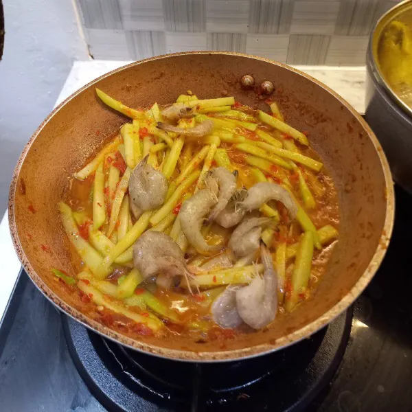 Terakhir tambahkan udang. Saya menambahkan udah di akhir supaya udang tidak alot. Aduk sampai udang matang. Koreksi rasa.