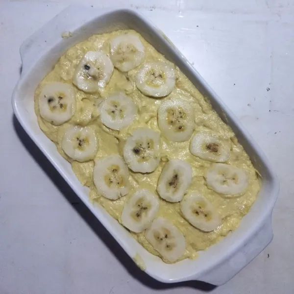 Susun topping pisang di atasnya. Kemudian oven dengan suhu 180°C selama 20 menit hingga matang kecoklatan. Siap disajikan.