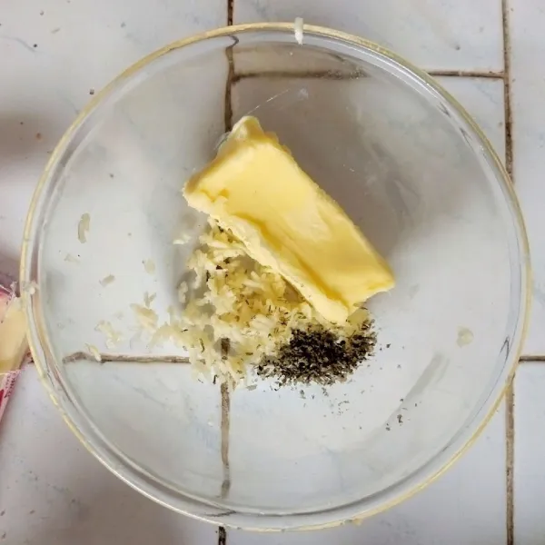 Campurkan mentega salted dengan bawang putih, dan oregano kering. Aduk rata.