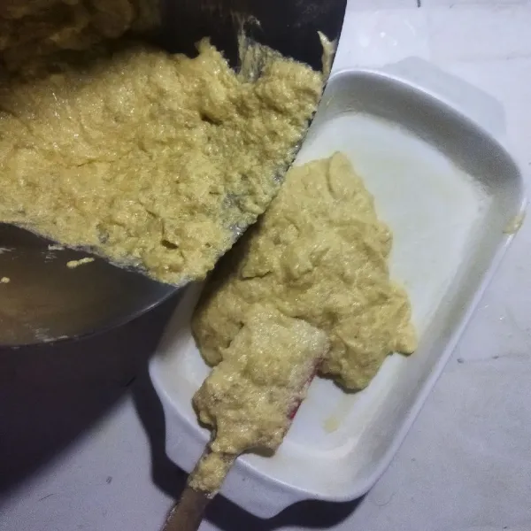 Siapkan loyang, tuang adonan di loyang yang sudah diolesi dengan butter dan tepung.