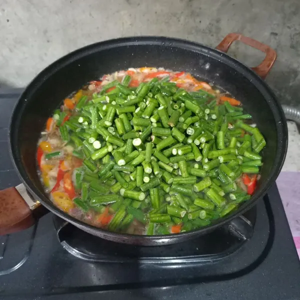 Masukkan kacang panjang.