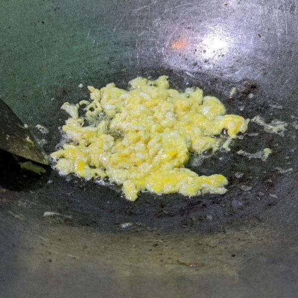 Panaskan sedikit minyak, pecahkan telur kemudian orak arik cepat.