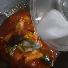 Tuangkan bahan pengental, masak hingga saus mendidih dan mengental.