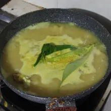 Masukkan bumbu daun.