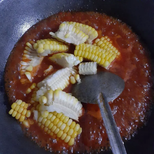 Masukkan jagung rebus, aduk rata.