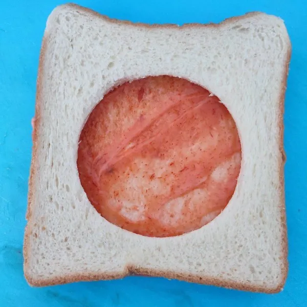 Kemudian tutup dengan roti tawar yang berlubang.