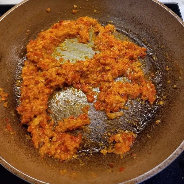 Tumis bumbu halus sampai harum, masukkan  garam dan kaldu jamur. Ambil sedikit u tuk marinasi ikan, dan sisakan sedikit untuk olesan. Lihat step selanjutnya.