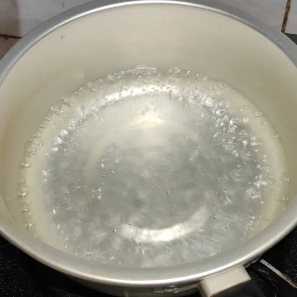 Tuang air ke panci, rebus hingga mendidih.