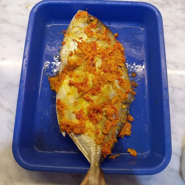 Ambil bumbu tumis 2 sdm lalu baluri ke ikan. Marinasi 30 menit